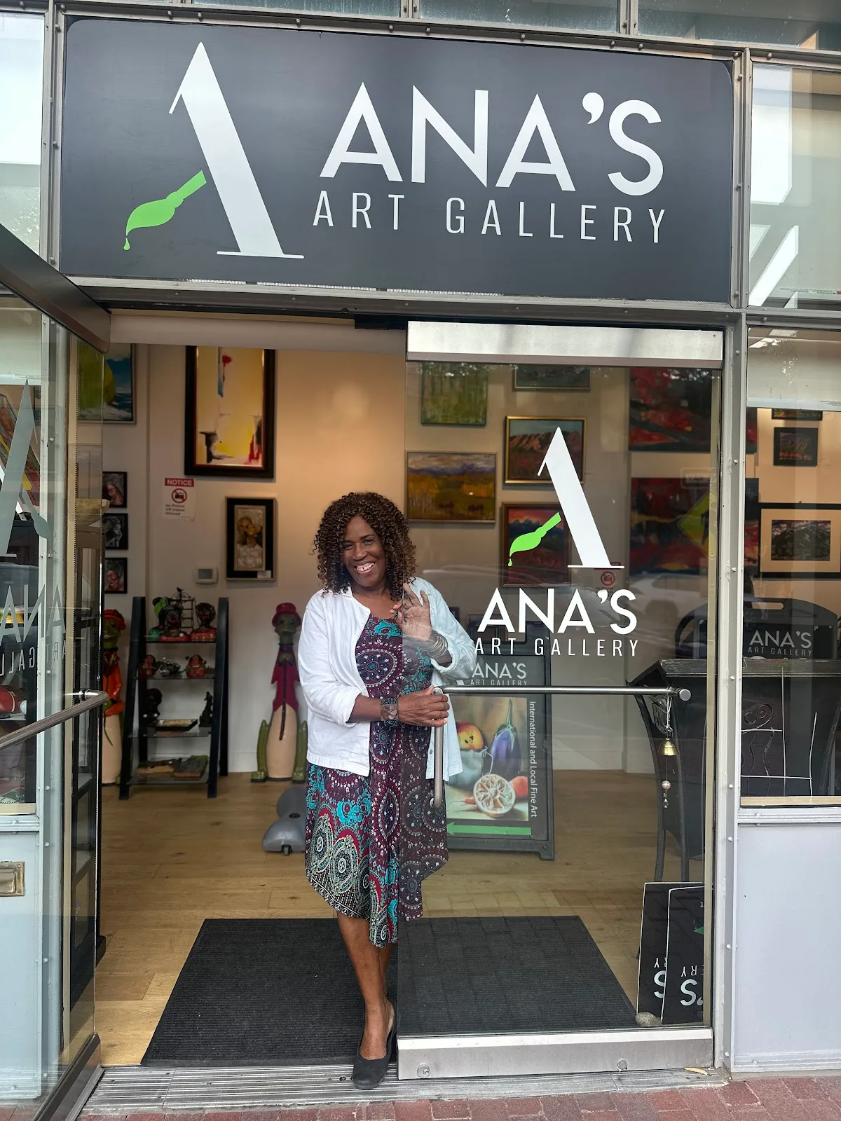 Ana's Art Gallery gallery space, view 8